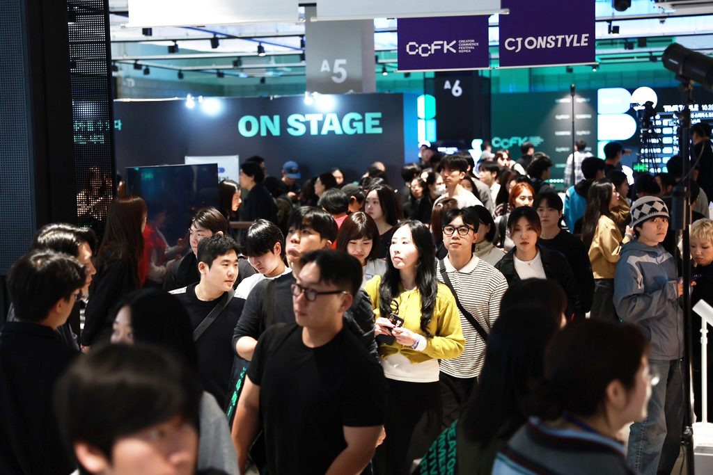 [CJ온스타일 사진자료1] 지난 22일 서울 코엑스에서 열린 '크리에이터 커머스 페스티벌 코리아 2026(CCFK)' 행사장이 관람객 인파로 붐비고 있다.