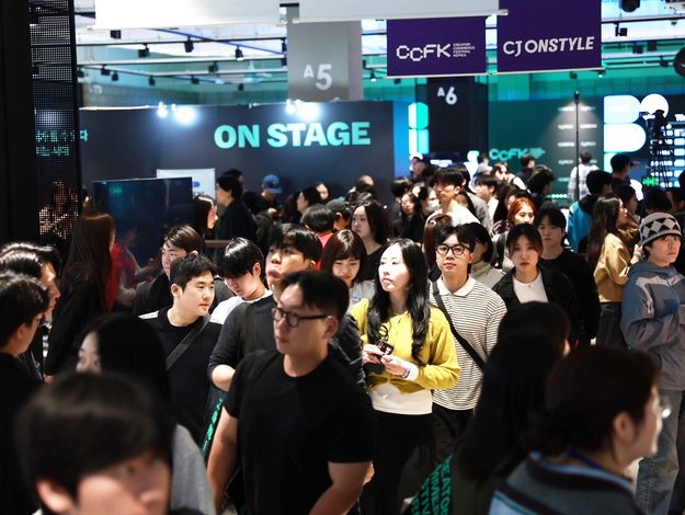 지난 22일 서울 코엑스에서 열린 '크리에이터 커머스 페스티벌 코리아 2026(CCFK)' 행사장이 관람객 인파로 붐비고 있다.
