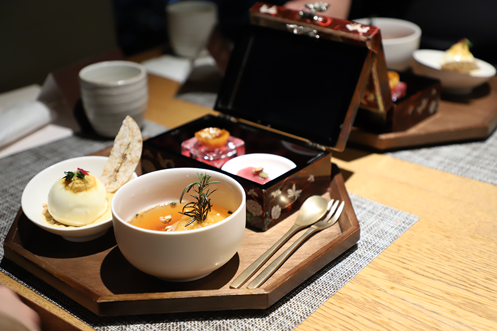 Dessert : 보석 다과상과 ‘자리 수정과’ 칵테일
