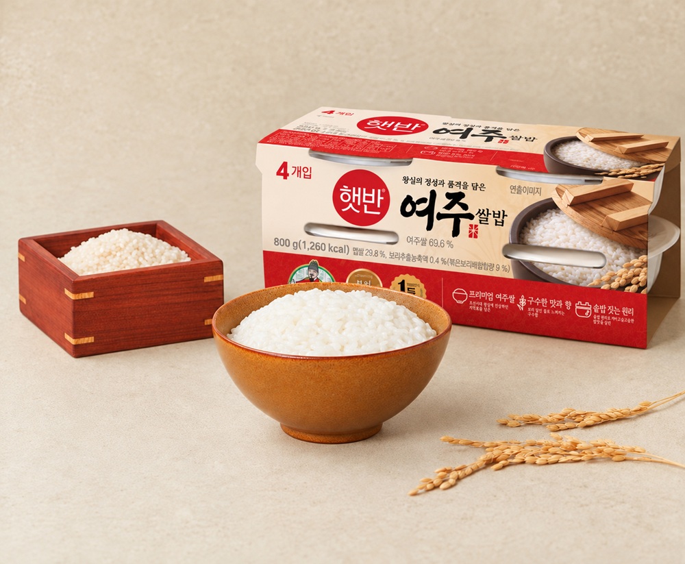 CJ제일제당이 지난 달 29일 경기도 여주시청에서 여주시, 이마트 등 관계자들이 함께한 가운데 ‘여주쌀 가공식품 개발 및 판로 확대를 위한 상생 업무협약(MOU)’을 체결하고 기념사진을 찍고 있다. (왼쪽부터 전규제 여주시농협조합공동사업법인 대표이사, 김선교 국회의원, 이충우 여주시장, 남호원 이마트 상무, 조영식 CJ제일제당 부사장, 이수원 농협여주시지부 지부장)