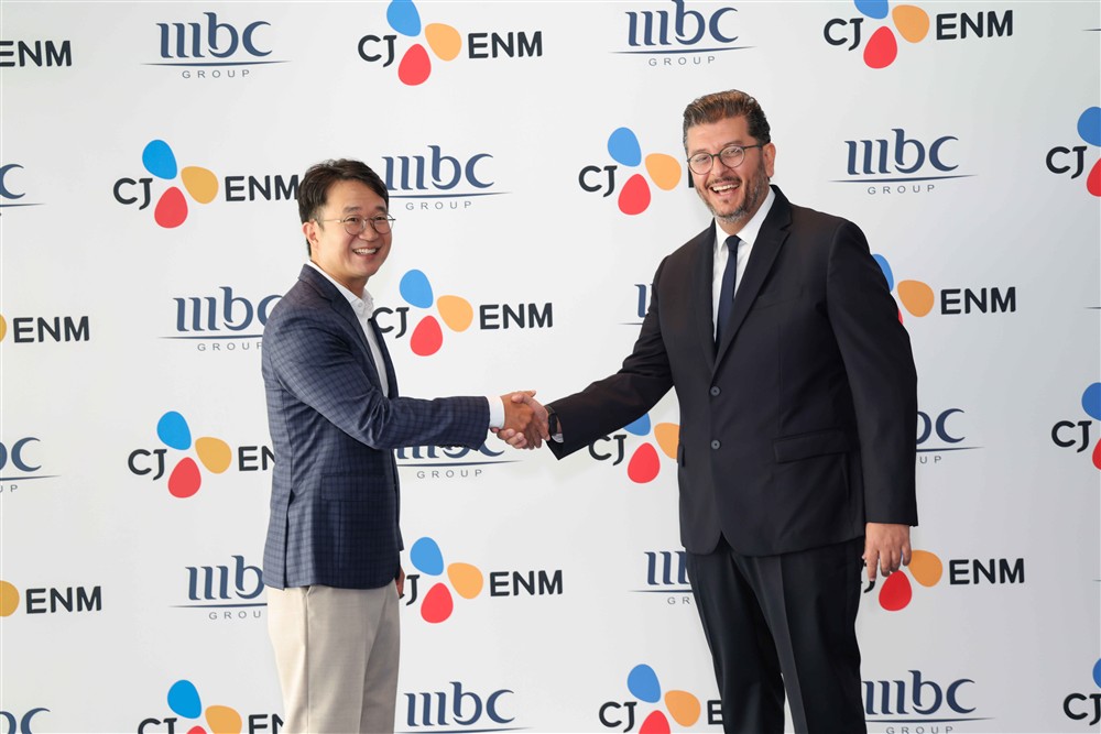(왼쪽부터) 김도현 CJ ENM 콘텐츠유통BU장과 타레크 알리브라힘(Tareq Alibrahim) MBC1·MBC DRAMA·MBC 샤히드 콘텐츠 담당 디렉터가 전략적 파트너십 체결을 기념해 악수하고 있다.