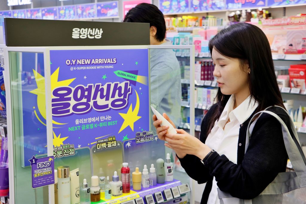 올리브영 대학로중앙점 '올영신상' 매대에서 고객이 'K-슈퍼루키 위드 영' 3기 선정 브랜드 제품을 살펴보고 있다
