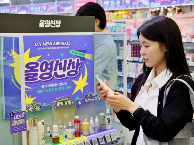 올리브영 대학로중앙점 '올영신상' 매대에서 고객이 'K-슈퍼루키 위드 영' 3기 선정 브랜드 제품을 살펴보고 있다