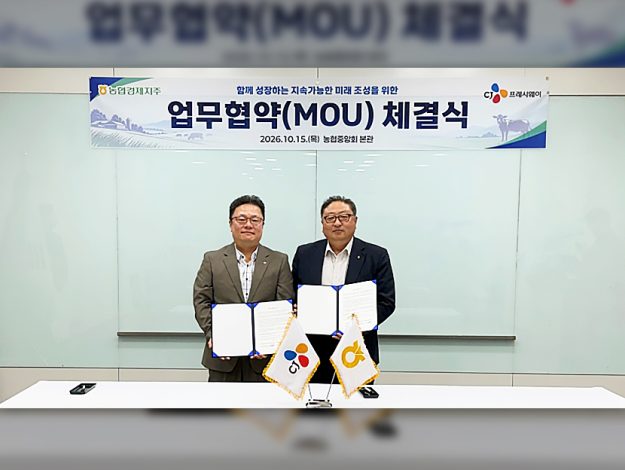 국내산 축산물의 안정적 공급과 소비 확대를 위한 업무협약식에 참석한 김종선 CJ프레시웨이 상품본부장(왼쪽)과 공형식 농협경제지주 축산기획유통본부장(오른쪽)